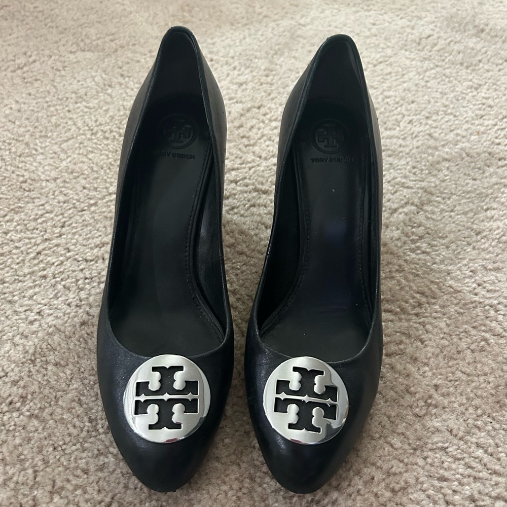 NWOT Tory Burch Black Silver Heels with Signature Logo